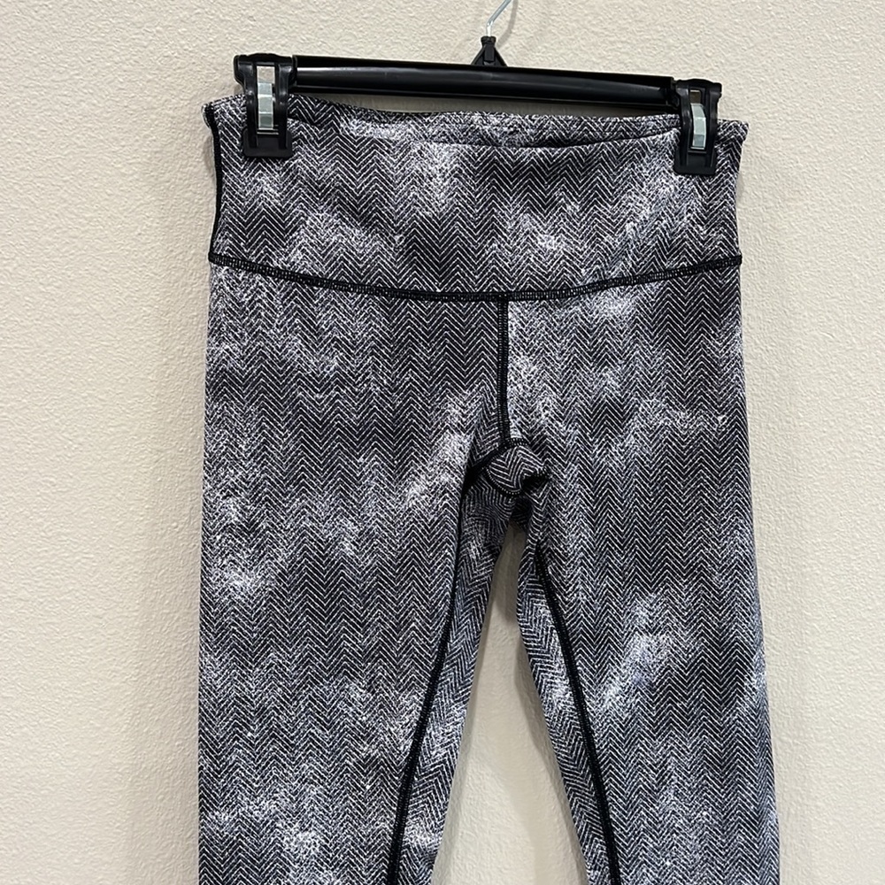 Lululemon Black & White Patterned Leggings Size 6
